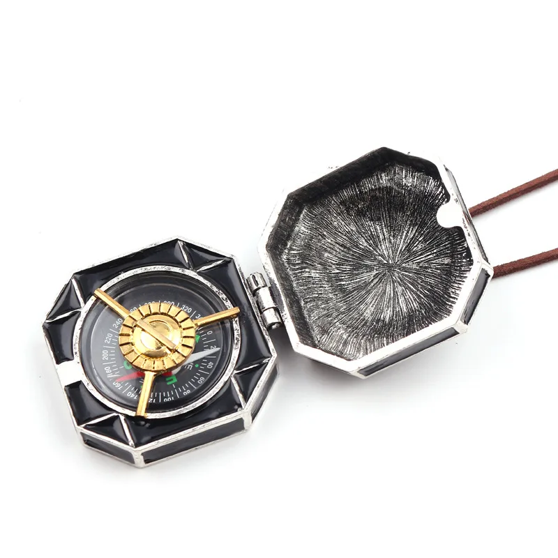 Focus sur le pendentif boussole du collier pirate
