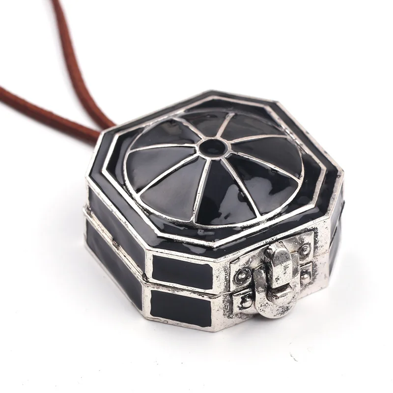 Collier Boussole De Pirate avec un design vintage sur un fond neutre