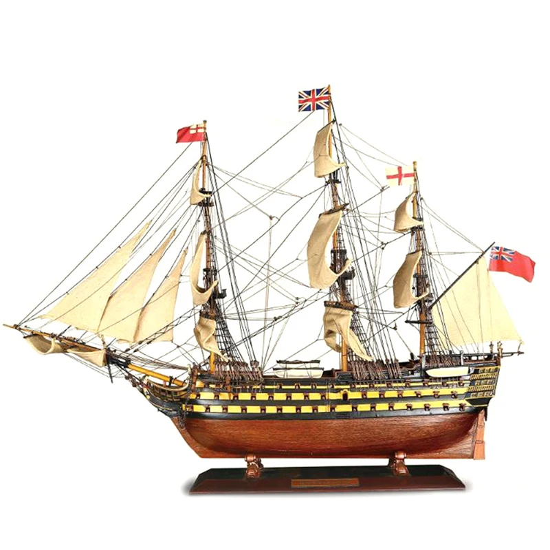 Bateau de pirate en bois assemblé sur un fond neutre