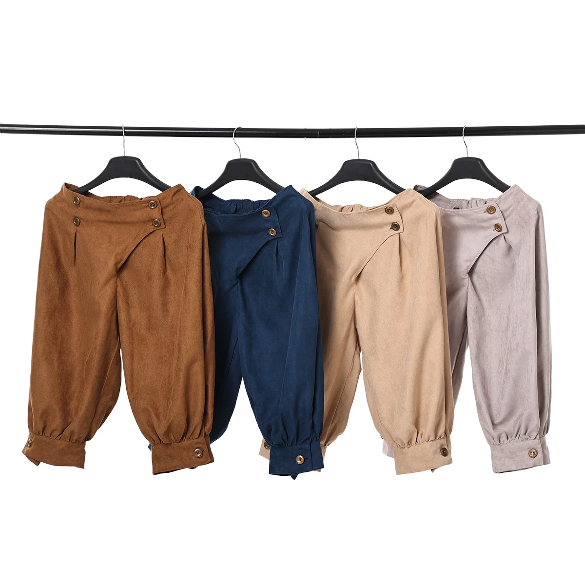 détails stylistiques de pantalon de pirate large avec boutons