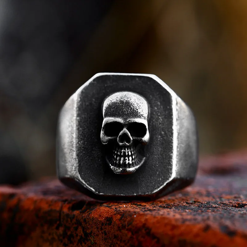 bague avec finition polie et détails travaillés