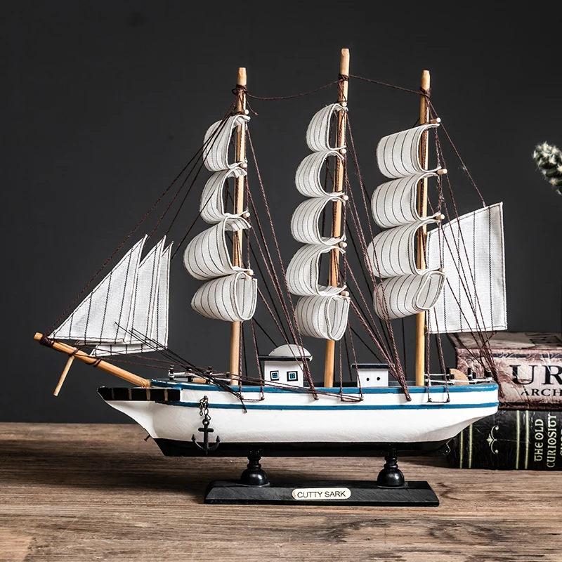 Bateau pirate en bois décoratif sur fond clair
