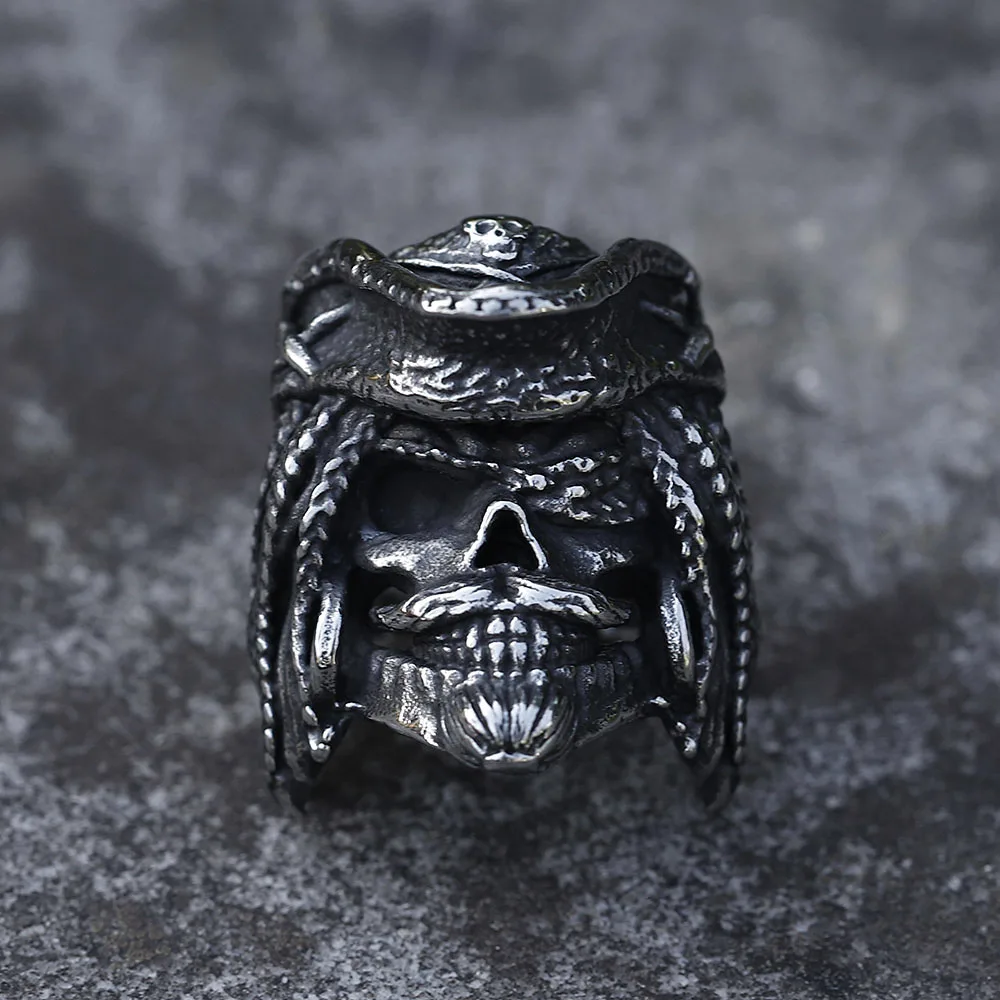 Bague en acier titane avec design de tête de pirate