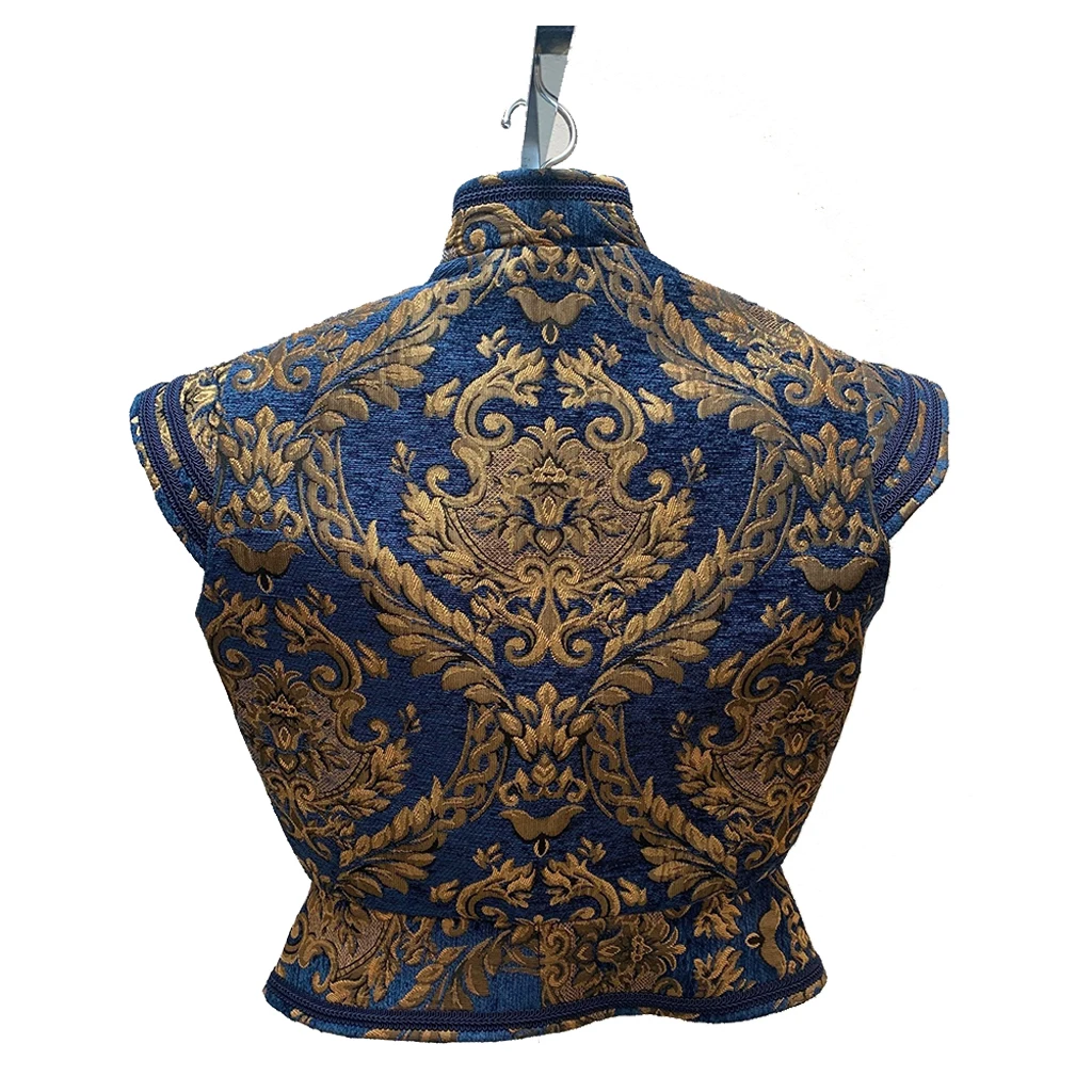 gilet pirate avec boutons dorés et finitions sombres