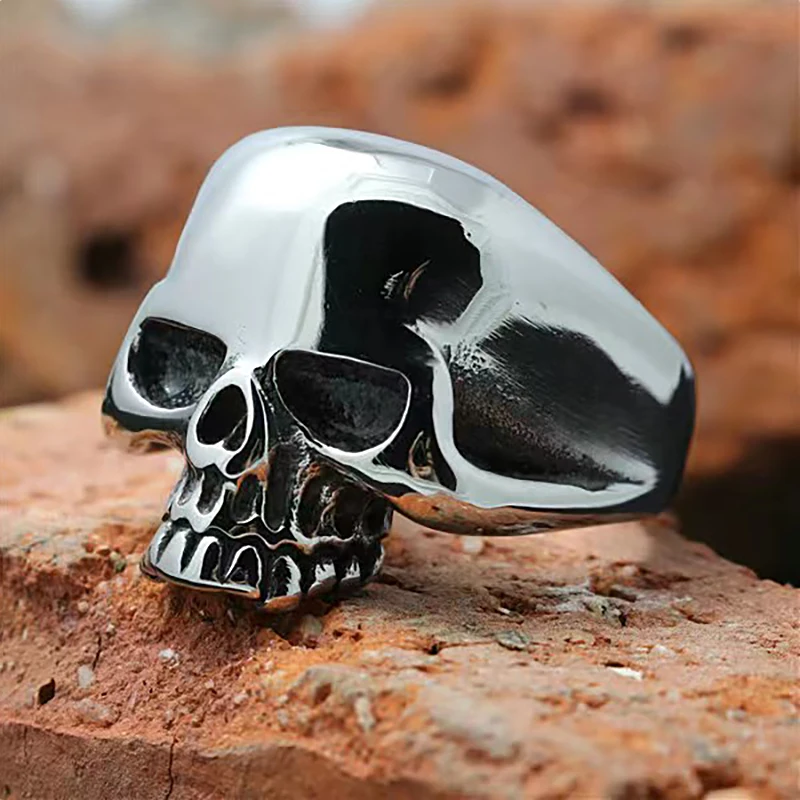 bague en métal argenté avec tête de mort stylisée