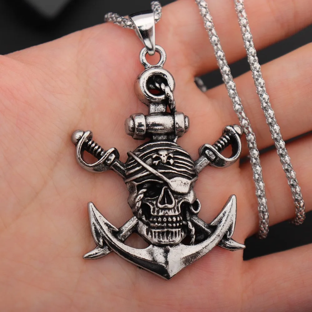 Collier avec pendentif ancre mortelle sur fond neutre