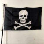 Drapeau pirate décoratif avec design tête de mort