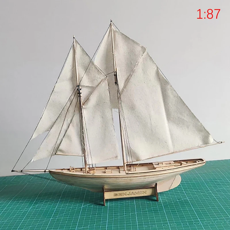 maquette de bateau pirate en bois avec détails réalistes