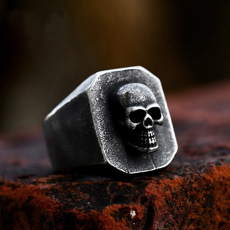 bague Tête De Mort Pirate Envieux sur fond neutre