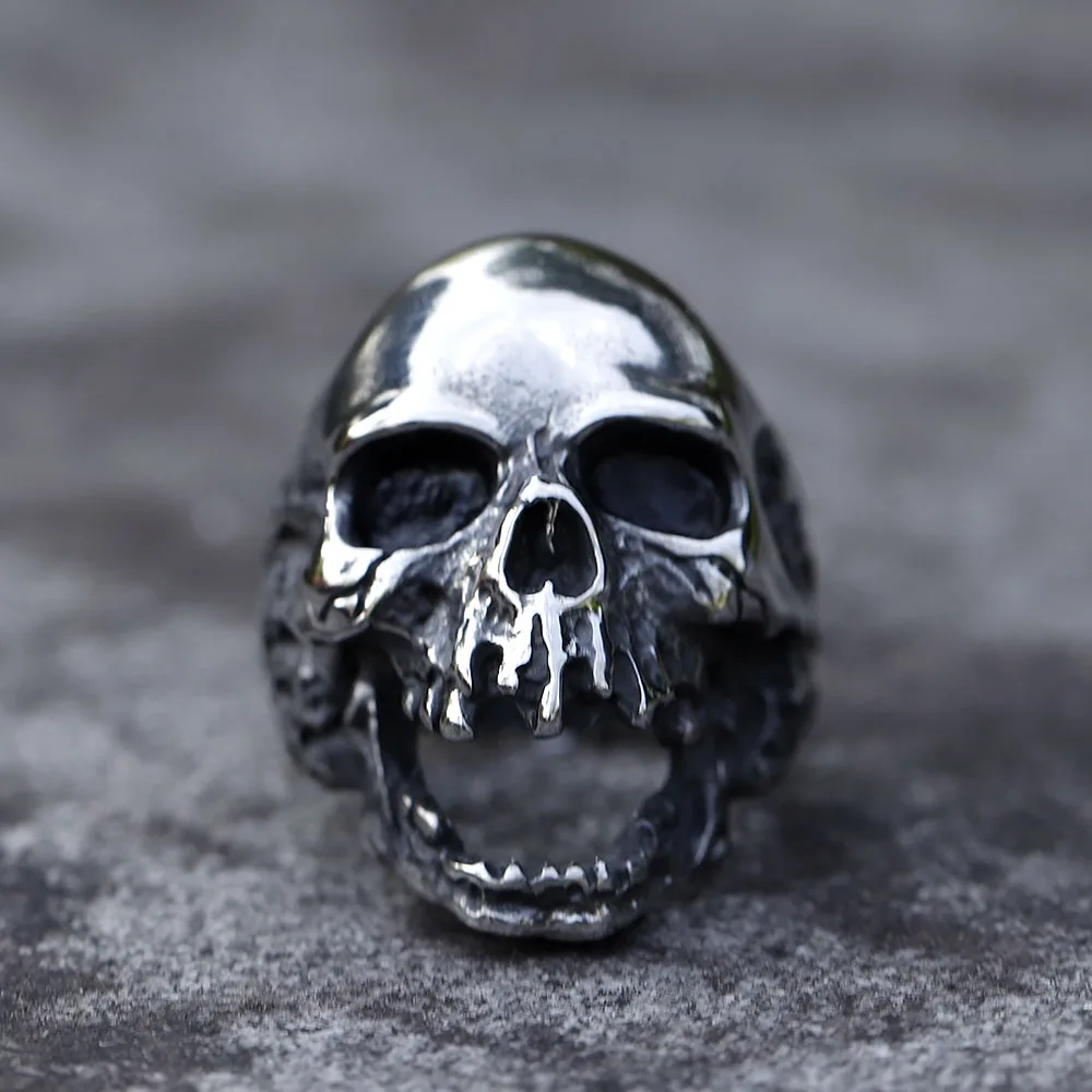Bague en acier titane avec design tête de mort