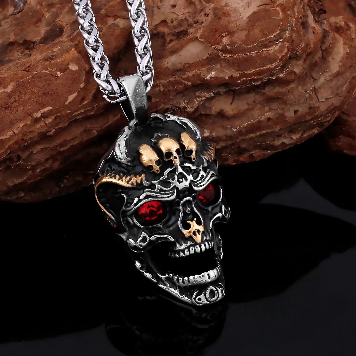 Pendentif représentant une tête de mort moderne en métal