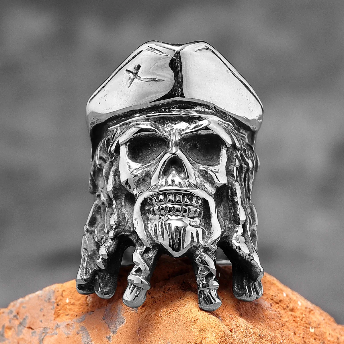 Bague de pirate en acier inoxydable affichant un design de tête de mort