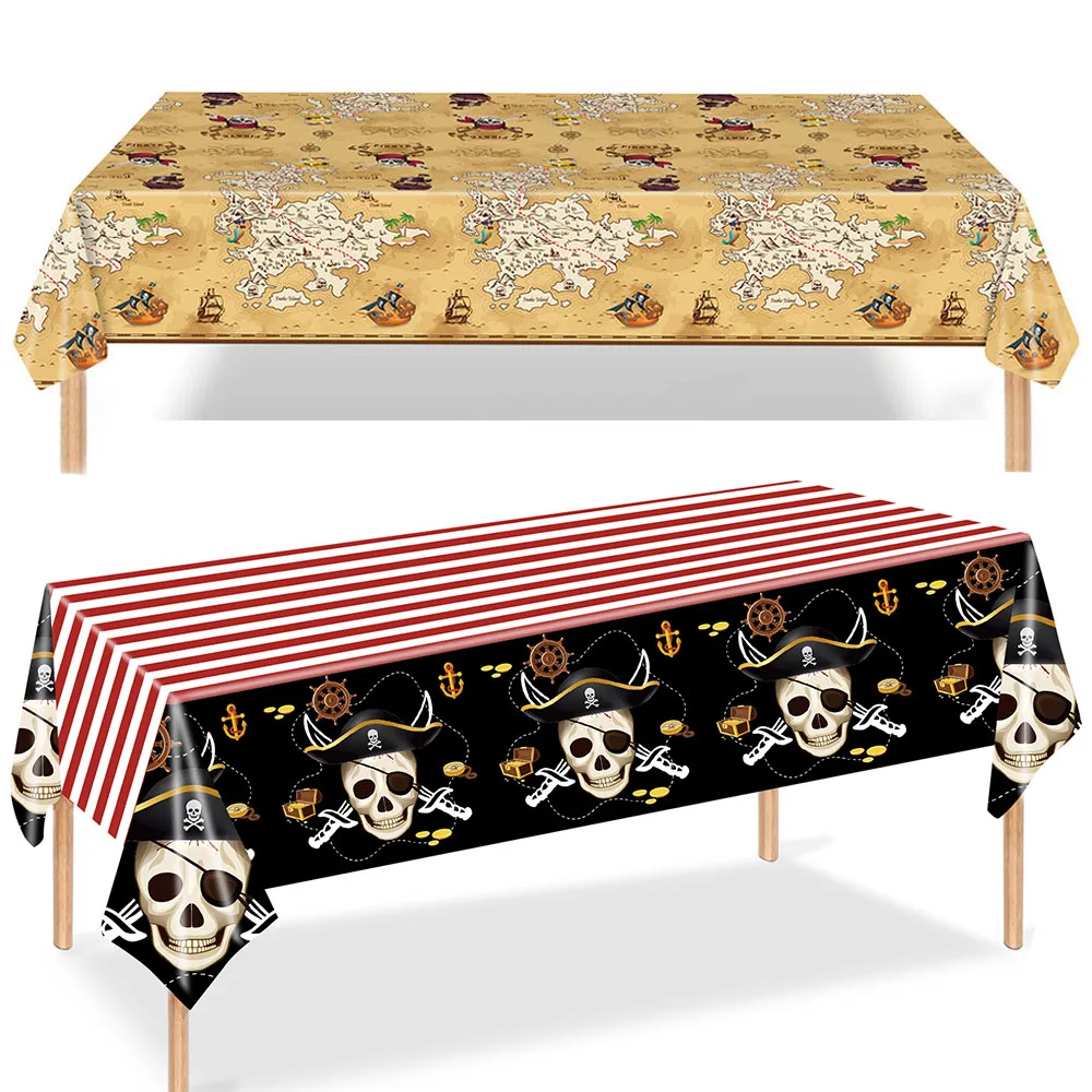 Nappe pirate avec motifs de tête de mort et rayures